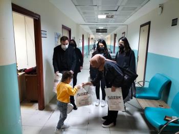 Bandırma MYO Öğrencilerimizden Oluşan Gelişim Topluluğumuz 23 Nisan Dolayısıyla Çocuk Hastaları Ziyaret Etti